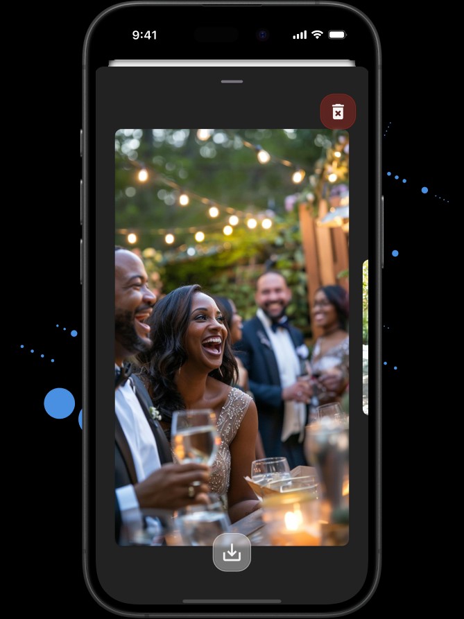 lifemoments App: Einzelbild-Ansicht mit Download — lachende Gäste einer Abendfeier