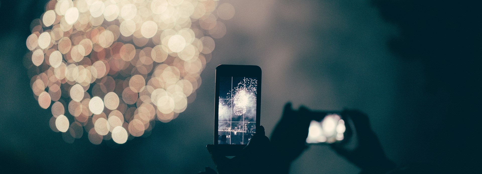 Gast filmt das Feuerwerk einer Feier mit dem Smartphone