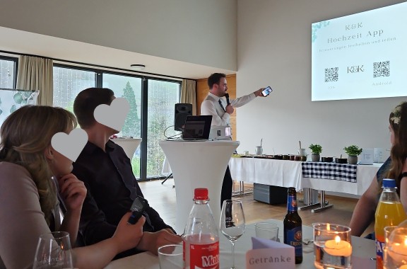 Präsentation der lifemoments Hochzeits-App mit QR-Codes auf der Leinwand der Feier